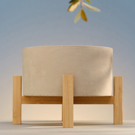 Свічка у кашпо Bougies La Française BETON на дерев'яній підставці, лемонграс, 21 х 15 см, 930 г - 2